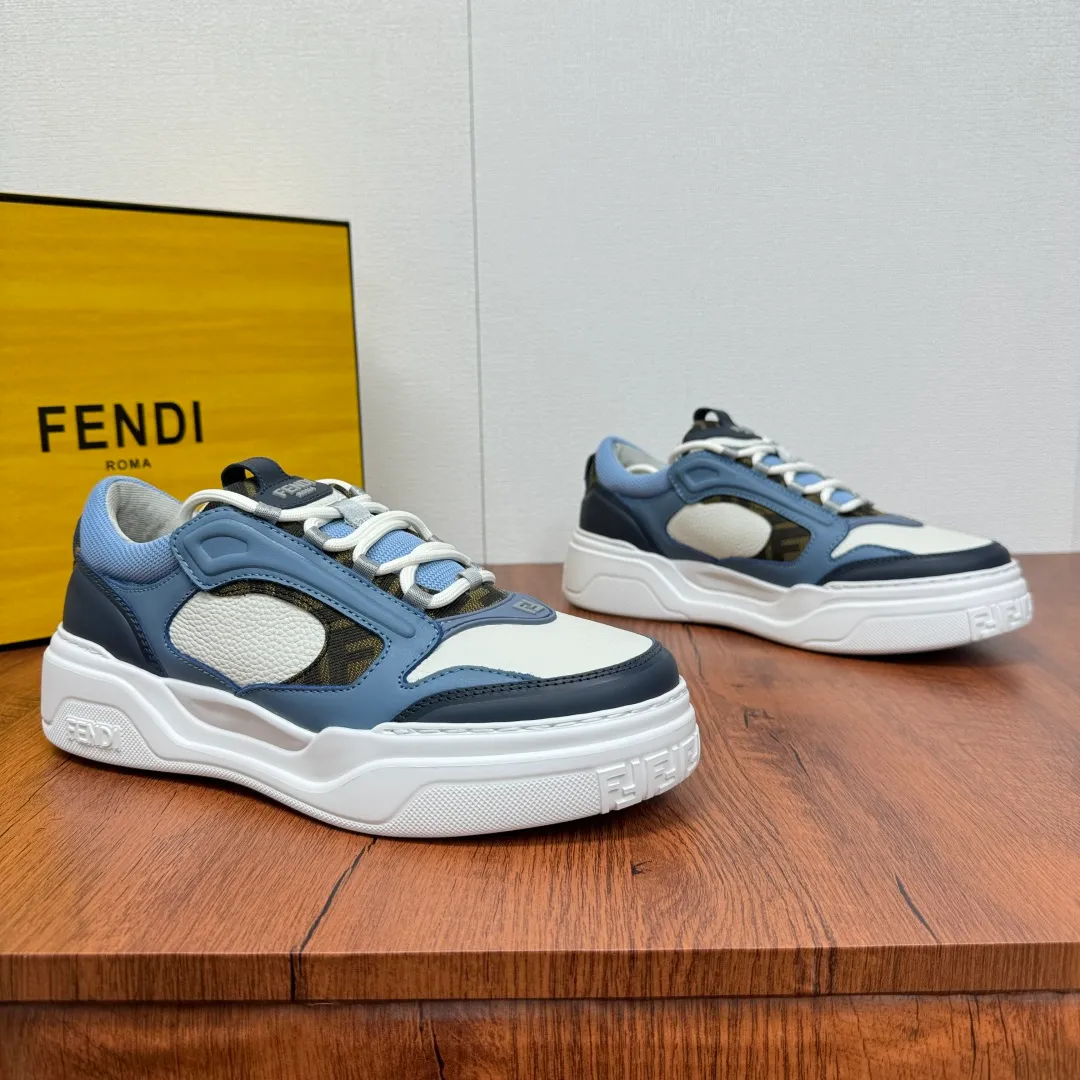 Batch 780 FENDI/FENDI Force men's sports shoes, new thick-soled lightweight lace-up low-top shoes at the counter, made of white full-grain leather and white and brown smooth leather, with padded elements. Brown FF jacquard and yellow technical fabric details. Lightweight, thick white sole with FF graphic details on the toe and heel. Main body of pebbled soft cowhide with Nappa calfskin. Contrasting color multiple composite splicing, extremely modern and youthful, webbing style lace-up hole design, multiple injection molded brand logo plastic modules on the toe, and embroidered FF logo on the side, heavy craftsmanship, full of details, super high quality control and fine workmanship! Full mesh breathable lining, ultra-light TPR foam rubber; molded outsole, lightweight and versatile, non-slip and wear-resistant! Comes with full packaging! Size: 39-40-41-42-43-44 Leather shoe size (can be customized, 38.45 cannot be returned or exchanged) Item number: 7E1728 Blue